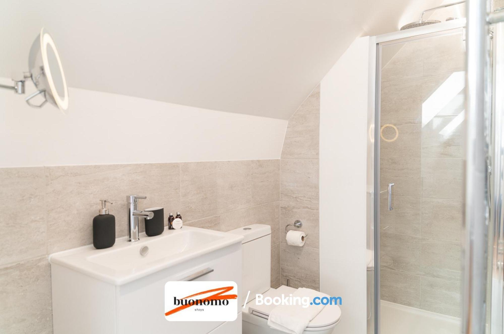 Two Bedroom Apartment At Buonomo Stays Short Lets & Serviced Accommodation London Exterior photo